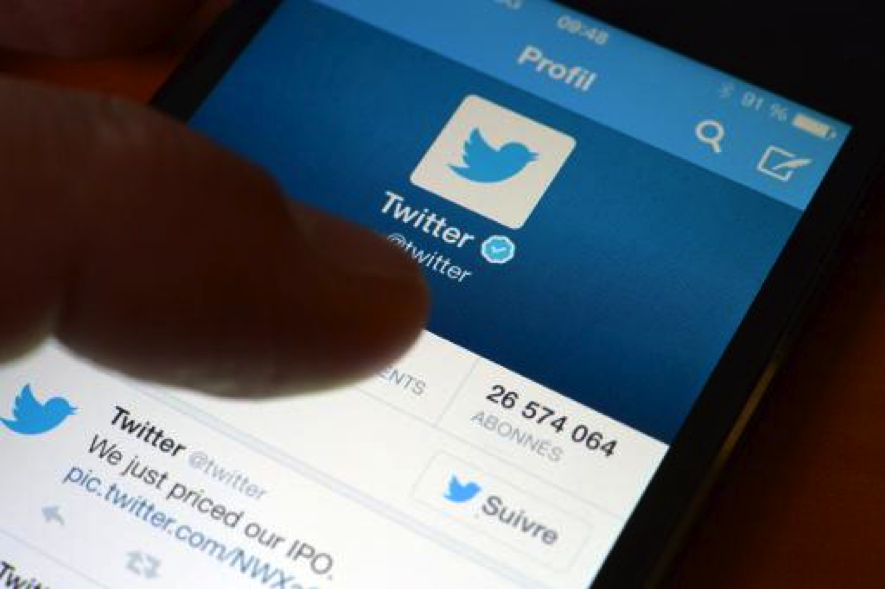 Twitter gives the possibility of sending direct messages to groups